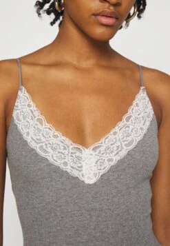 Hollister Co. 3 Pack - Top - White/Grey/Black -Havaianas Shop 1735105bad7c498a856700bc888d1752 scaled