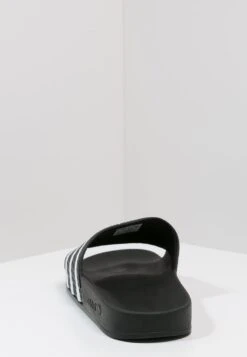 Adidas Originals Adilette Unisex - Sandalias Planas - Black/White -Havaianas Shop 3d4be3bd81b649388ffbdb4a1c9c55cf