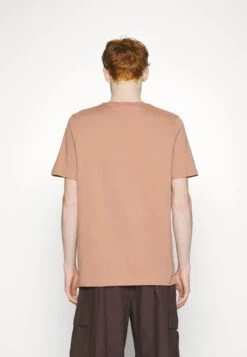 Adidas Sportswear Lounge Tee - Camiseta Estampada - Clay Strata -Havaianas Shop 5b19895309c94bacbc11f0f0fe7e46a8 scaled