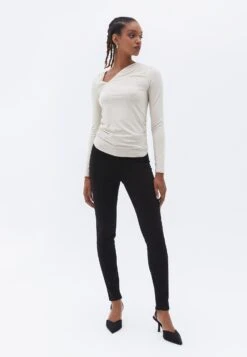 With Asymmetrical Collar - Blusa - Oatmeal 8 With Asymmetrical Collar - Blusa - Oatmeal -Havaianas Shop 66e8977a355e4d84b7fa3d0d8140695e