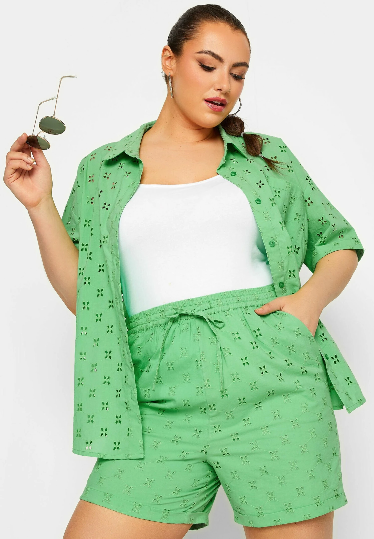 Broderie Angalise - Shorts - Green 1 Broderie Angalise - Shorts - Green