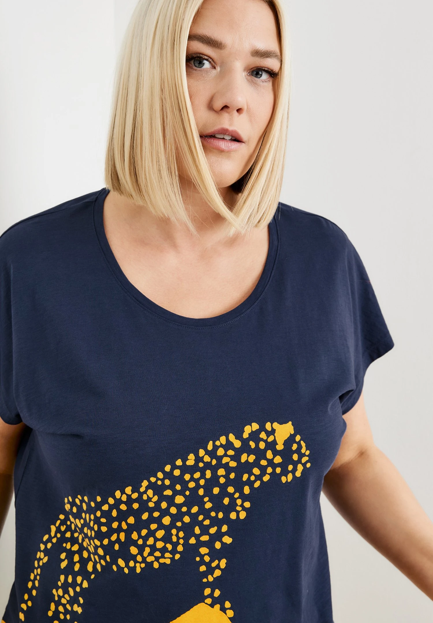Kurzarm Rundhals Kurzarmshirt Mit Leopard-Motiv - Camiseta Estampada - Mood Blue Gemustert 4 Kurzarm Rundhals Kurzarmshirt Mit Leopard-Motiv - Camiseta Estampada - Mood Blue Gemustert - Imagen 4