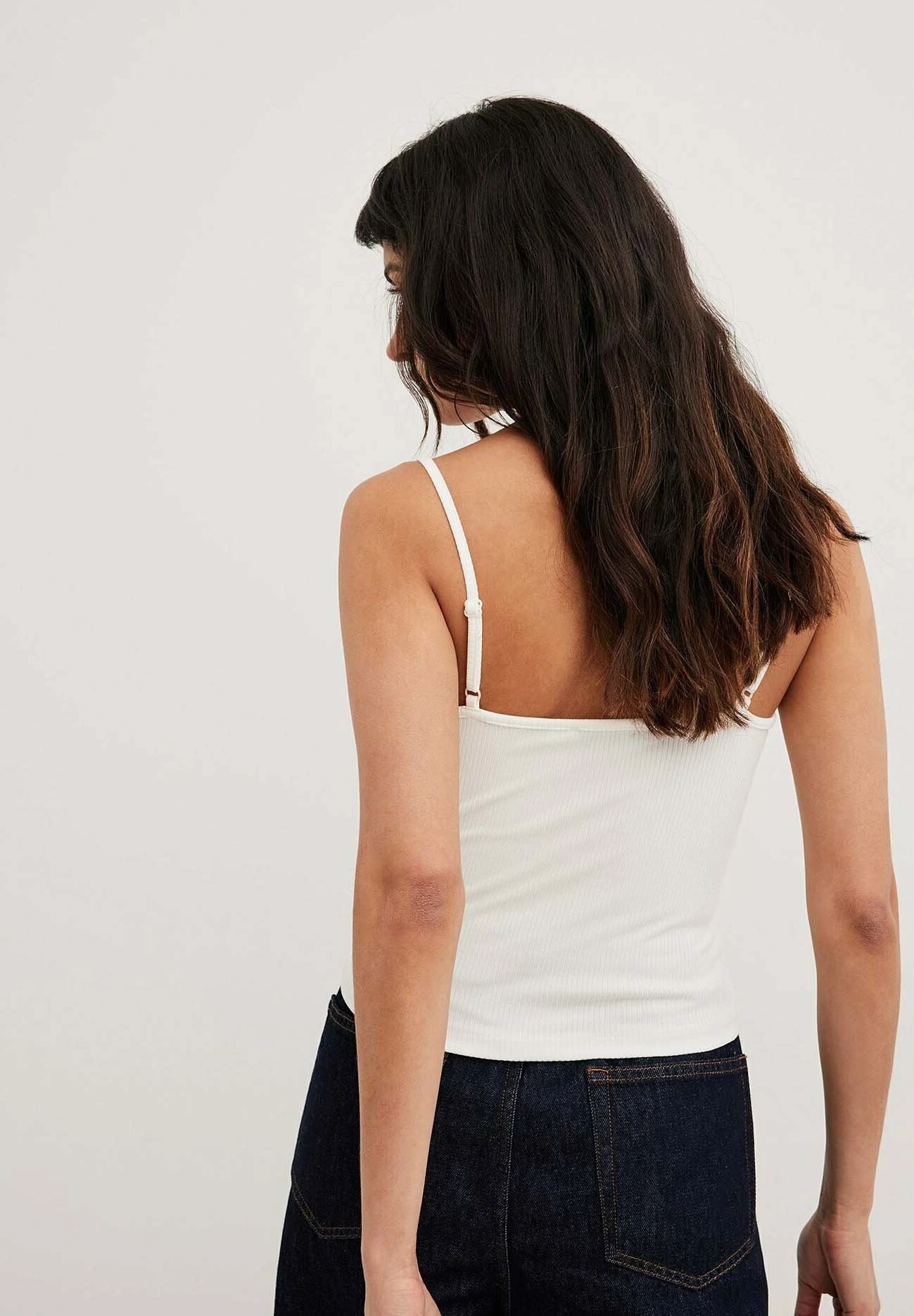 NA-KD Enges Singlet - Top - Offwhite 3 NA-KD Enges Singlet - Top - Offwhite - Imagen 3