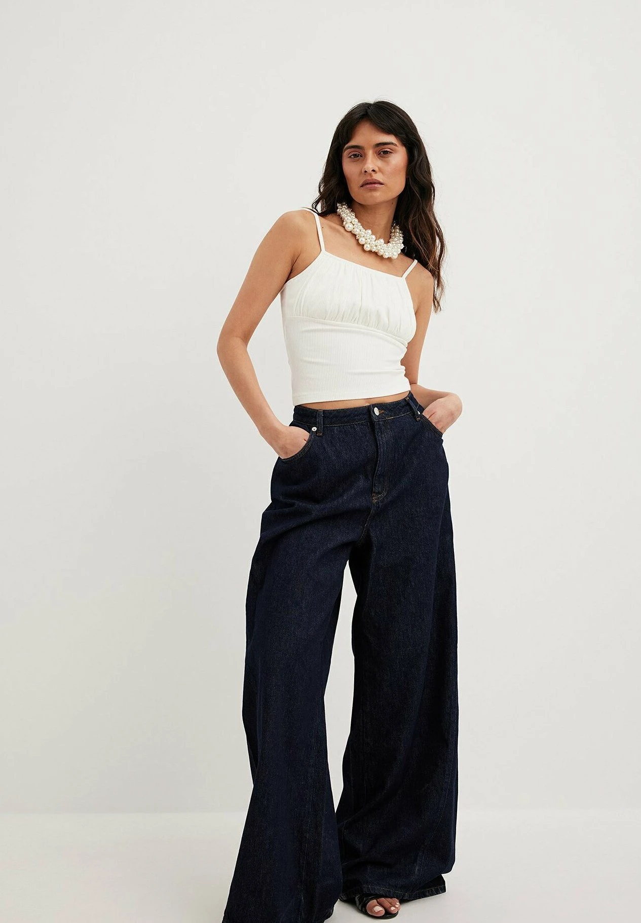 NA-KD Enges Singlet - Top - Offwhite 2 NA-KD Enges Singlet - Top - Offwhite - Imagen 2