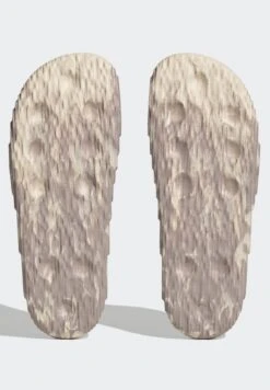 Adidas Originals Adilette 22 Unisex - Chanclas De Baño - Sand Strata/Taupe/Core Black -Havaianas Shop ba49ec61a19a44108d223574552fda3a scaled